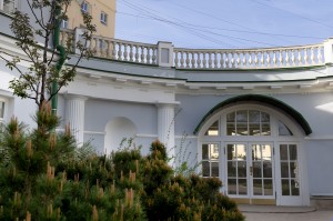 Усадьба Долгоруковых-Бобринских на Малой Никитской в Москве весной