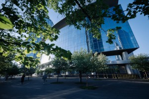 Фасад Ельцин Центра в Екатеринбурге весной