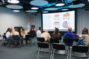 Интеллектуальная игра «Ровесники 90-х» с переводом на русский жестовый язык