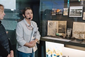 Экскурсия по выставке «Хрустальный праздник: посуда новогоднего стола»