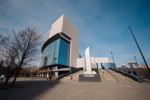 Весенний фасад Ельцин Центра в Екатеринбурге