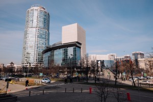 Весенний фасад Ельцин Центра в Екатеринбурге