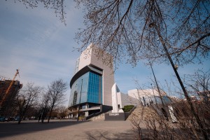 Весенний фасад Ельцин Центра в Екатеринбурге