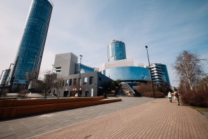 Весенний фасад Ельцин Центра в Екатеринбурге