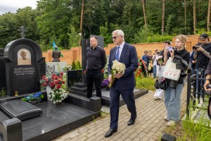 Открытие памятника на могиле Геннадия Бурбулиса