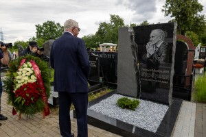Открытие памятника на могиле Геннадия Бурбулиса