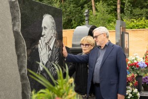 Открытие памятника на могиле Геннадия Бурбулиса