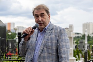 Открытие памятника на могиле Геннадия Бурбулиса