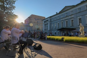 «Выходные на Никитской» Концерт «Бездомная музыка»