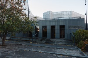 Вход в здание со стороны Кино-конференц-зала оборудован пандусами для удобного входа в здание с коляской