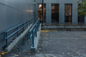 Вход в здание со стороны Кино-конференц-зала оборудован пандусами для удобного входа в здание с коляской