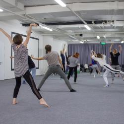 It moves me / «Меня движет это». Дарья Байдина и участники открытых занятий по свободному танцу