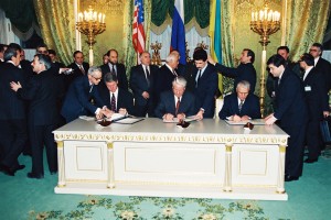 Президент США Уилям Дж. (Билл) Клинтон, президент РФ Б.Н. Ельцин и президент Украины Л.М. Кравчук во время подписания трехстороннего американо-российско-украинского Соглашения о ликвидации стратегических ракетных боеголовок на Украине