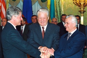 Президент США Уилям Дж. (Билл) Клинтон, президент РФ Б.Н. Ельцин, президент Украины Л.М. Кравчук