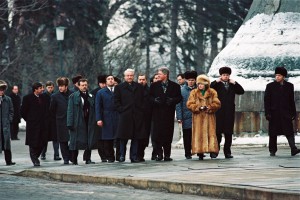 Президент РФ Б.Н. Ельцин и президент США Уилям Дж. (Билл) Клинтон во время экскурсии по территории Московского Кремля