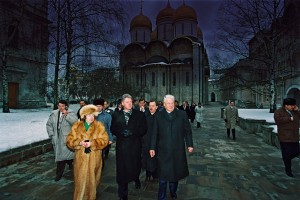 Президент РФ Б.Н. Ельцин и президент США Уилям Дж. (Билл) Клинтон во время экскурсии по территории Московского Кремля