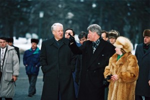 Президент РФ Б.Н. Ельцин и президент США Уилям Дж. (Билл) Клинтон во время экскурсии по территории Московского Кремля