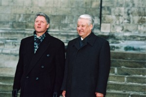 Президент США Уилям Дж. (Билл) Клинтон и президент РФ Б.Н. Ельцин во время прогулки по Московскому Кремлю