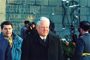 Президент РФ Б.Н. Ельцин во время возложения венка на Пискаревском мемориальном кладбище