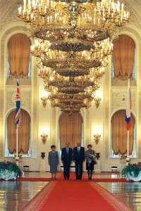 Супруга президента РФ Н.И. Ельцина, премьер-министр Великобритании Джон Мэйджор, Президент РФ Б.Н. Ельцин, супруга премьер-министра Великобритании Н. Мэйджор