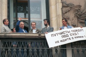 Александр Яковлев на митинге в поддержку демократии в дни попытки государственного переворота в августе 1991 года