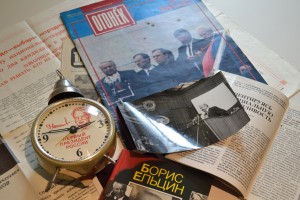 Будильник с портретом Бориса Ельцина, книга Б.Н. Ельцина «Исповедь на заданную тему»