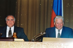 Председатель Правительства РФ В.С. Черномырдин и президент РФ Б.Н. Ельцин на расширенном заседании Правительства