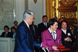 Встреча президента РФ Б.Н. Ельцина с членами российской делегации на Олимпиаде в Лиллехаммере. Вручение государственных наград РФ. Фотографирование на память. Указ президента РФ о присвоении трехкратной олимпийской чемпионке по лыжам Любови Егоровой звани