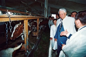 Посещение президентом РФ Б.Н. Ельциным Московской области. Посещение ФЦДТ "Союз". Подмосковного колхоза "Борец"