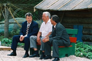 Поездка президента РФ Б.Н. Ельцина и Н.И. Ельциной по Волге (г. Плес Ивановской области, г. Нижний Новгород, г. Тольятти, г. Волжск (показательные полеты военной авиации),  г. Ростов-на-Дону и г. Сочи резиденция "Бочаров ручей")