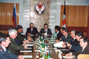 Поездка президента РФ Б.Н. Ельцина в Удмуртию для  участия в праздновании 75-летия конструктора стрелкового оружия Михаила Калашникова