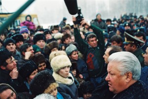 Поездка президента РФ Б.Н. Ельцина в Удмуртию для  участия в праздновании 75-летия конструктора стрелкового оружия Михаила Калашникова