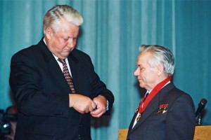 Поездка президента РФ Б.Н. Ельцина в Удмуртию для  участия в праздновании 75-летия конструктора стрелкового оружия Михаила Калашникова
