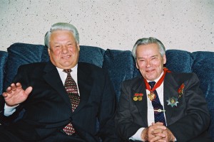 Поездка президента РФ Б.Н. Ельцина в Удмуртию для  участия в праздновании 75-летия конструктора стрелкового оружия Михаила Калашникова