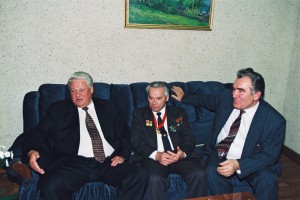 Поездка президента РФ Б.Н. Ельцина в Удмуртию для  участия в праздновании 75-летия конструктора стрелкового оружия Михаила Калашникова