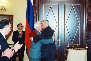 Встреча президента РФ Б.Н. Ельцина с президентом Северной Осетии-Алании А.Х. Галазовым (подписан договор о разграничении полномочий между органами государственной власти РФ и Северной Осетии)