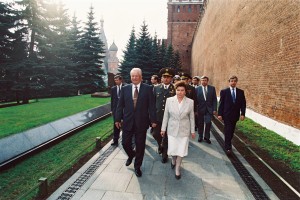 Участие руководителей стран - постоянных членов СБ ООН и участниц ОБСЕ в торжествах по случаю 50-летия Победы в Великой Отечественной войне 1941-1945 гг. (Красная площадь, Александровский сад, Поклонная гора, Кремль, БКД)