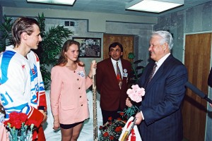 Президент РФ Б.Н. Ельцин присутствовал на хоккейном матче на кубок "Спартака" с участием команды "звезд" - российских спортсменов, выступающих в зарубежных спортивных клубах.