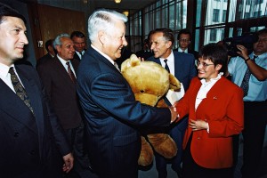 Посещение президента РФ Б.Н. Ельцина Государственного  Кремлевского Дворца (с игрушкой-медведем).