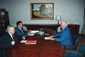Отдых президента РФ Б.Н. Ельцина и Н.И. Ельциной. Встреча президента РФ Б.Н. Ельцина с главой администрации г. Сочи Н.И. Карповым и главой администрации Краснодарского края Е.М. Харитоновым