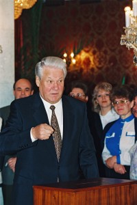 Президент РФ Б.Н. Ельцин на избирательном участке Голосует на выборах депутатов в Государственную Думу РФ