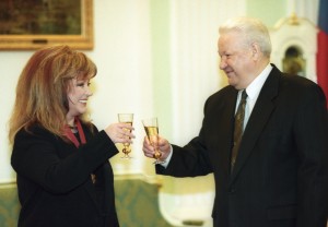 Президент РФ Борис Ельцин поздравил Аллу Пугачеву с юбилеем и наградил ее орденом "За заслуги перед Отечеством" II степени 