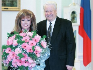 Президент РФ Борис Ельцин поздравил Аллу Пугачеву с юбилеем и наградил ее орденом "За заслуги перед Отечеством" II степени 