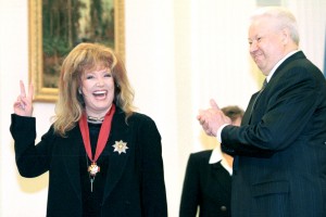 Президент РФ Борис Ельцин поздравил Аллу Пугачеву с юбилеем и наградил ее орденом "За заслуги перед Отечеством" II степени 