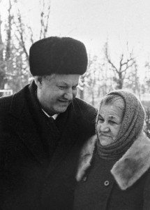 Президент РФ Борис Ельцин во время прогулки с матерью Клавдией Васильевной
