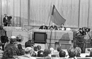 Председатель Верховного Совета РСФСР Борис Ельцин дает пресс-конференцию, посвященную принятию декларации о суверенитете РСФСР (1990)