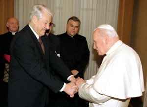 Встреча Бориса Ельцина с Папой Римским Иоанном Павлом II в библиотеке Апостольского дворца в Ватикане (1998)   