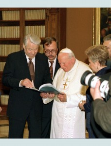 Борис Ельцин и Наина Ельцина с Папой Римским Иоанном Павлом II в Ватикане (1998) 