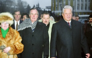 Президент РФ Борис Ельцин и президент США Джордж Буш во время прогулки по территории Кремля