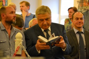 Презентация фотоальбома «90-е. Страна» в магазине «Москва»